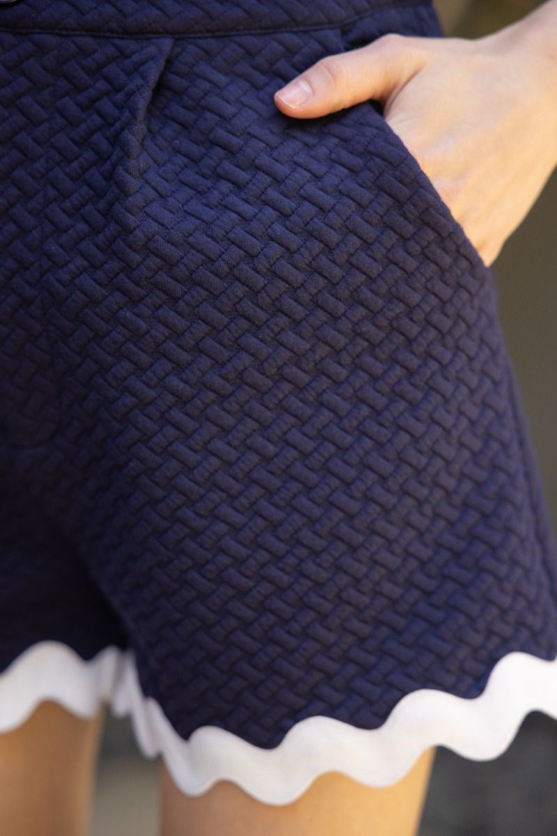 WAVY TRIM HEM DOUBLE POCKET SHORTS image 4